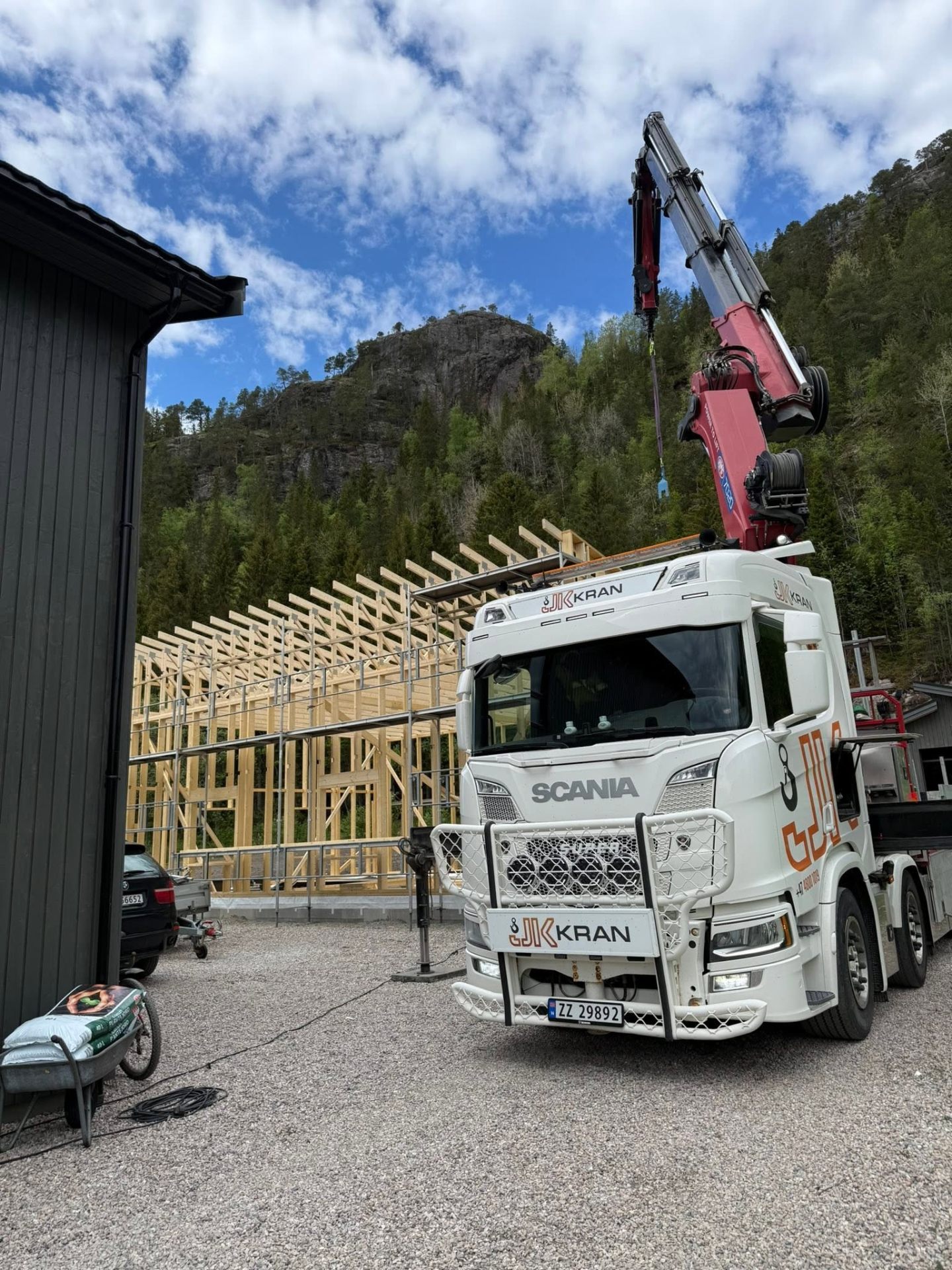 Mobilkran ved skumring